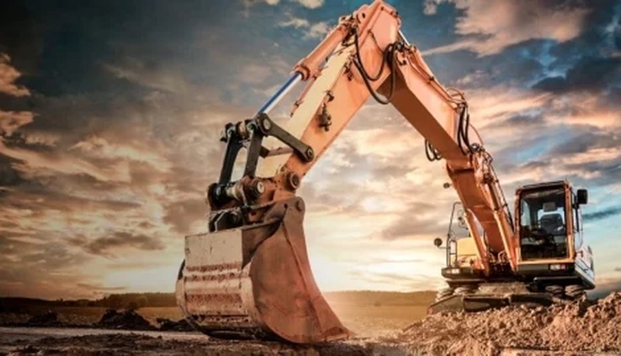Excavadora en obra de construcción al atardecer