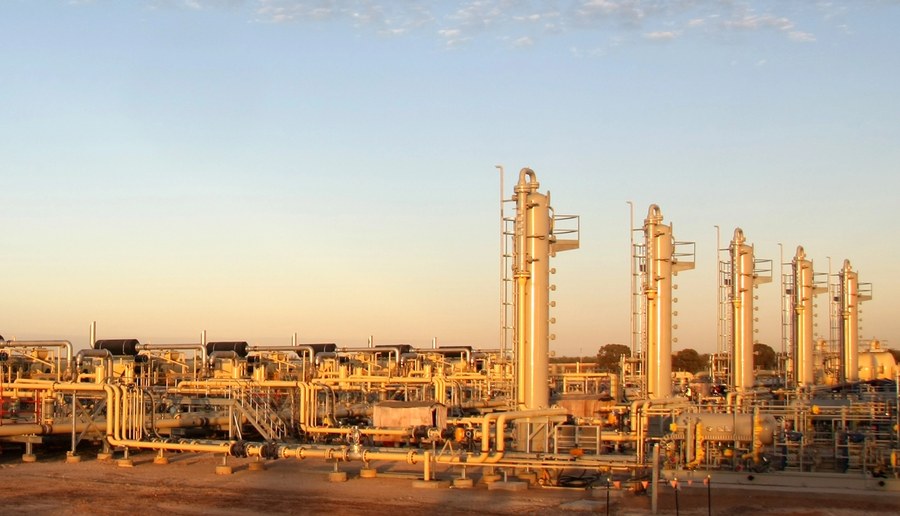 Planta industrial de procesamiento al atardecer